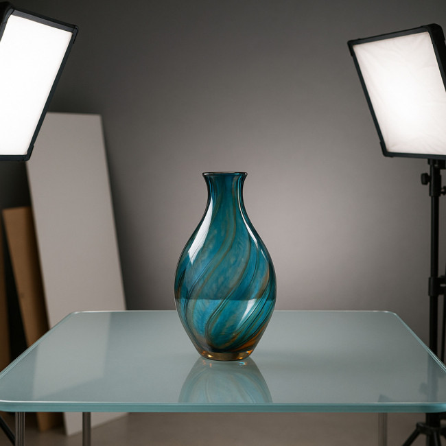 photo de bouteille en verre soufflé éclairée en studio